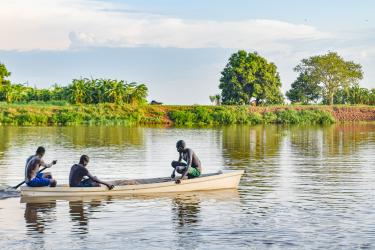 Hombres en una canoa en Etiopía