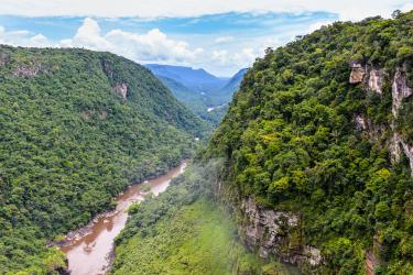 Paisaje de río y montaña en Guyana