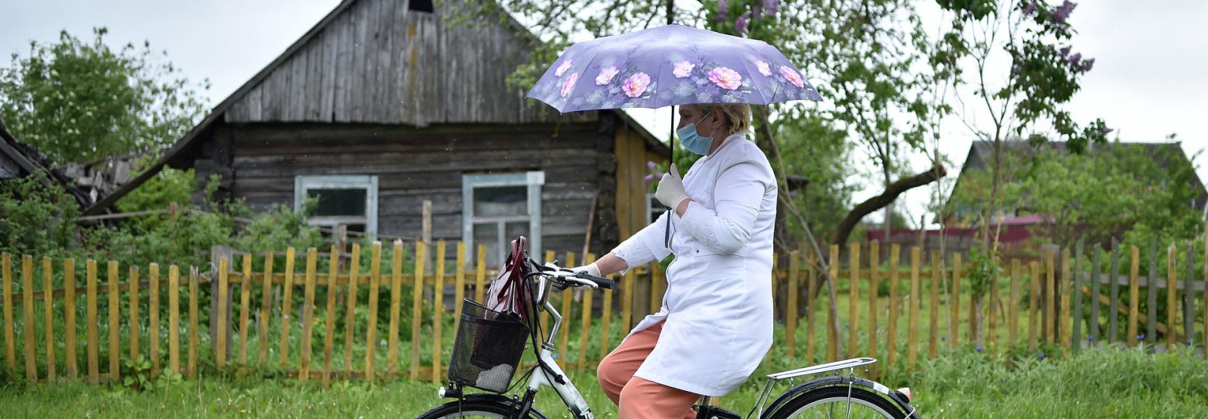 Médico del pueblo sobre una bicicleta en Belarus