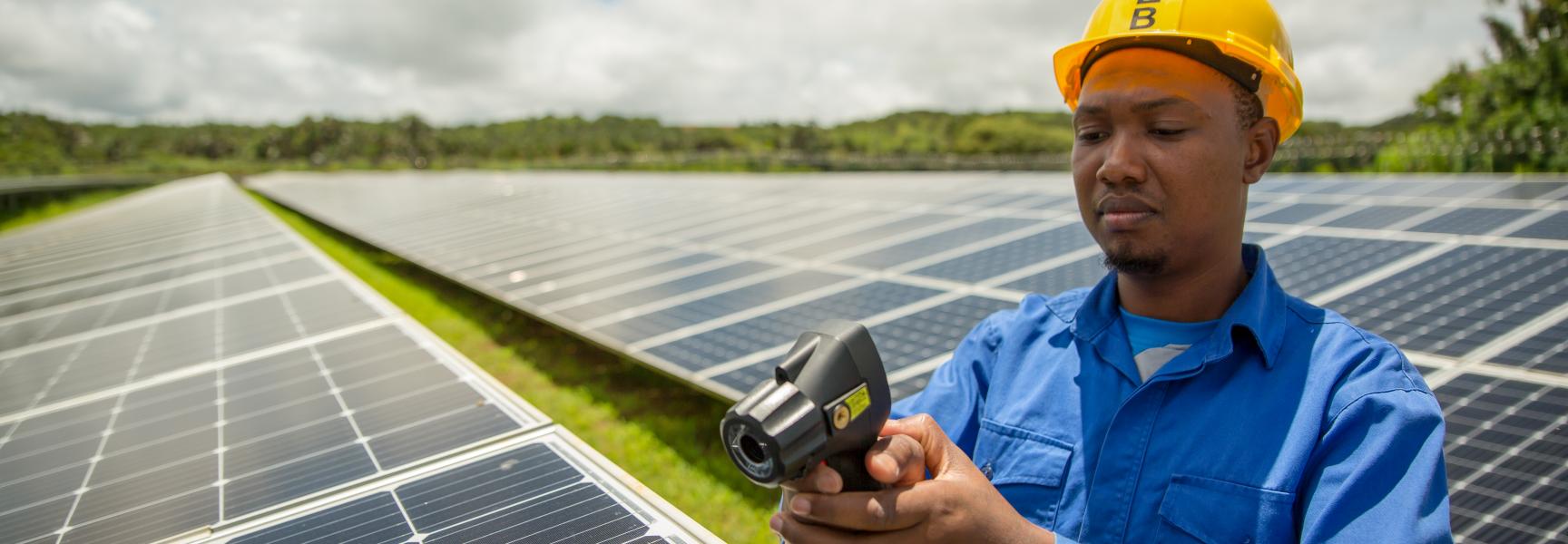 Fabien D_Albrede travaille en tant que technicien en énergie photovoltaïque à CEB Green Energy Company Limited, décembre 2019