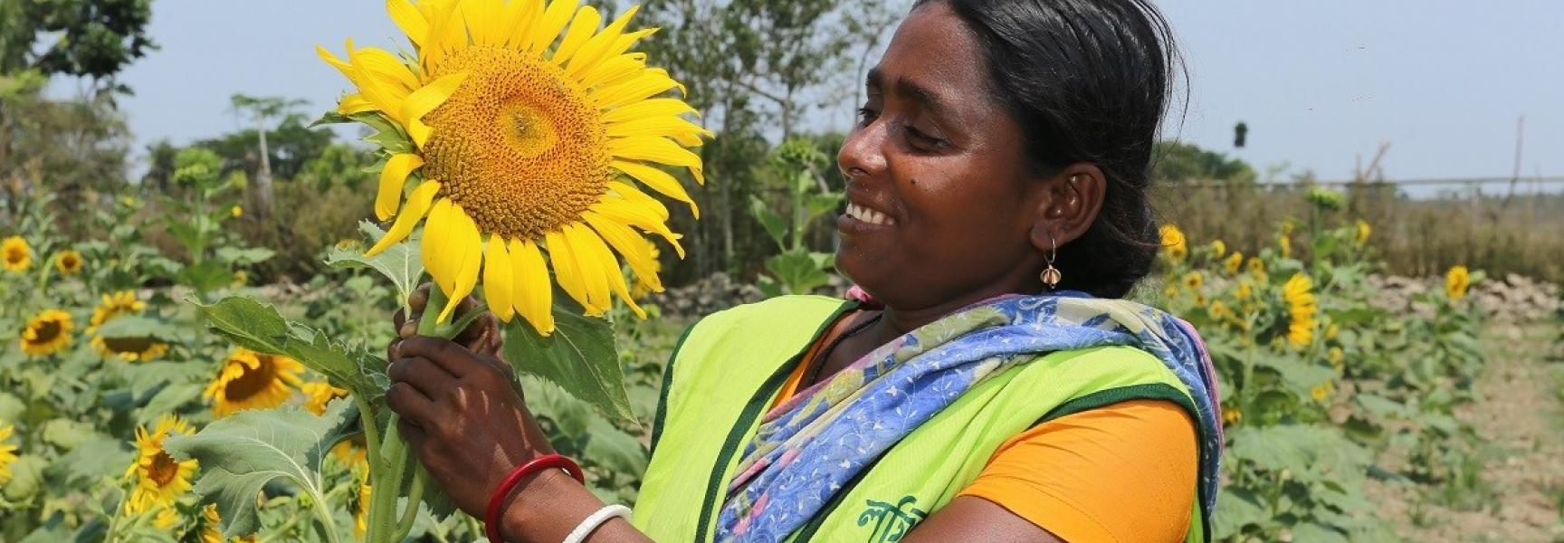 Une femme avec une fleur de tournesol au Bangladesh