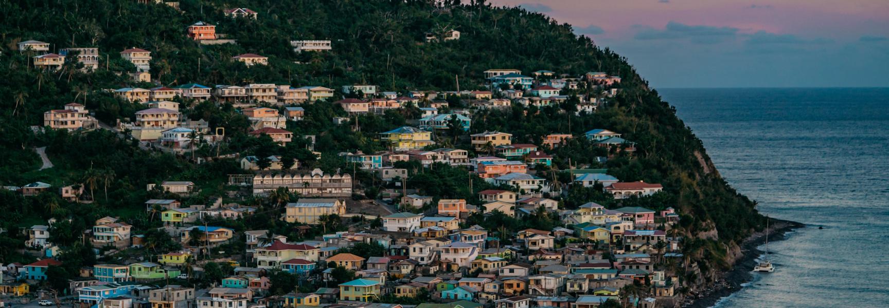 casas en una colina al lado del mar en Dominica
