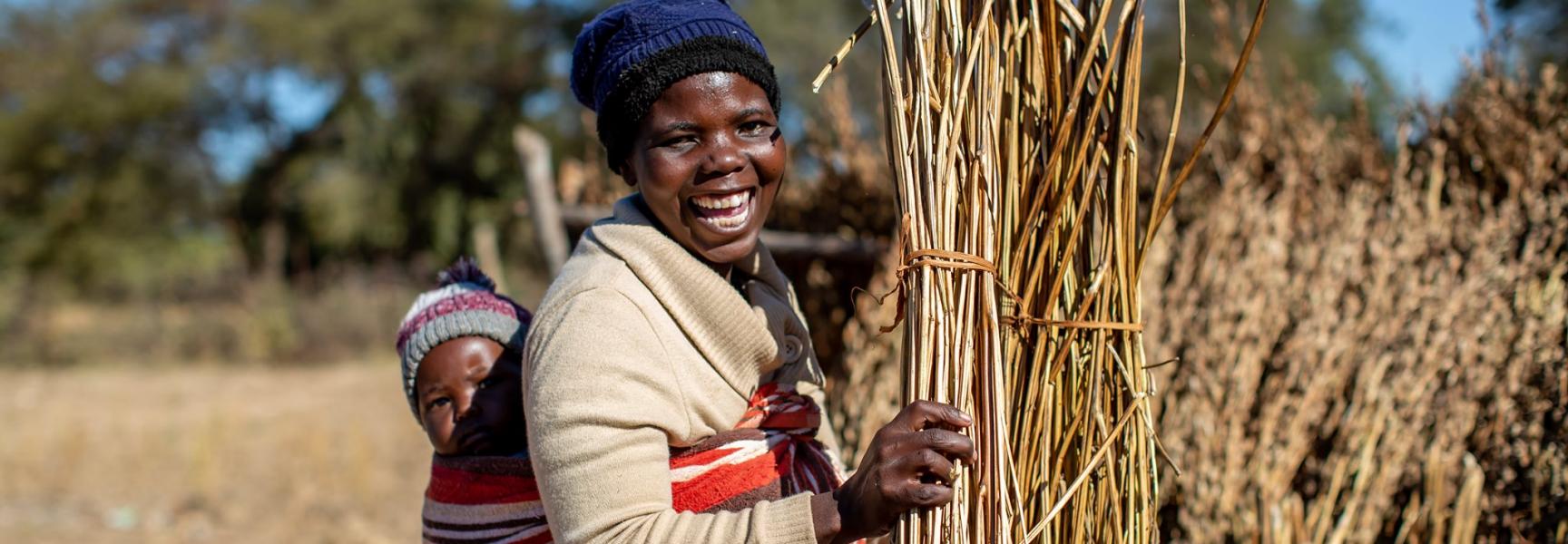 Una mujer rural con su niño en Zimbabwe