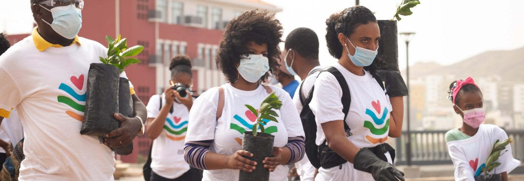Des jeunes s'apprêtent à planter des arbres au Cabo Verde