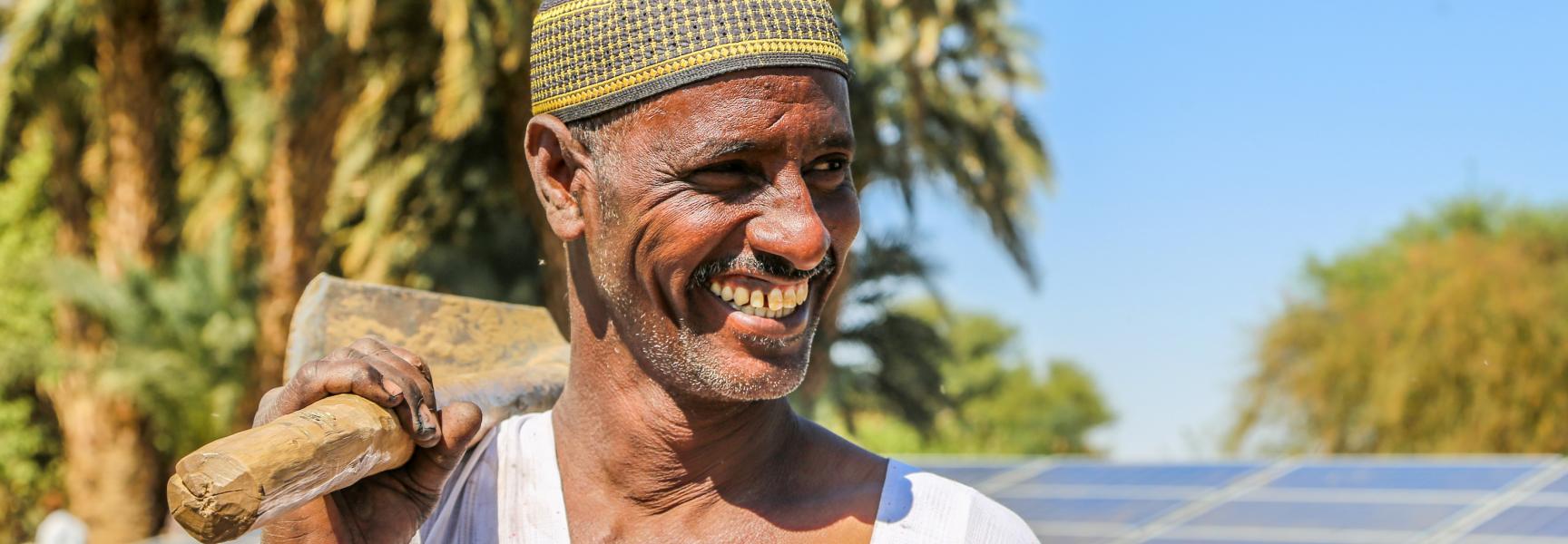 Hombre usando energía solar para agricultura en Sudán