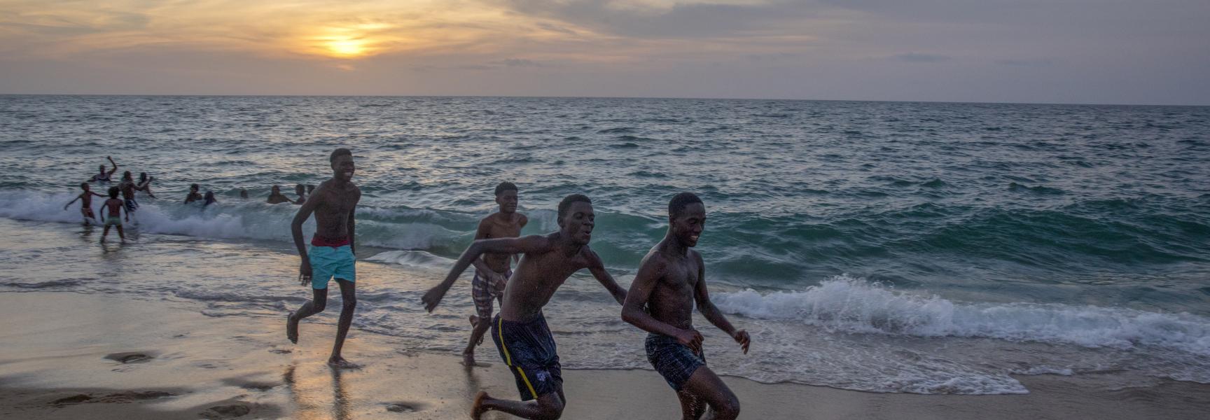 Jóvenes jugando al fútbol en una playa de Angola