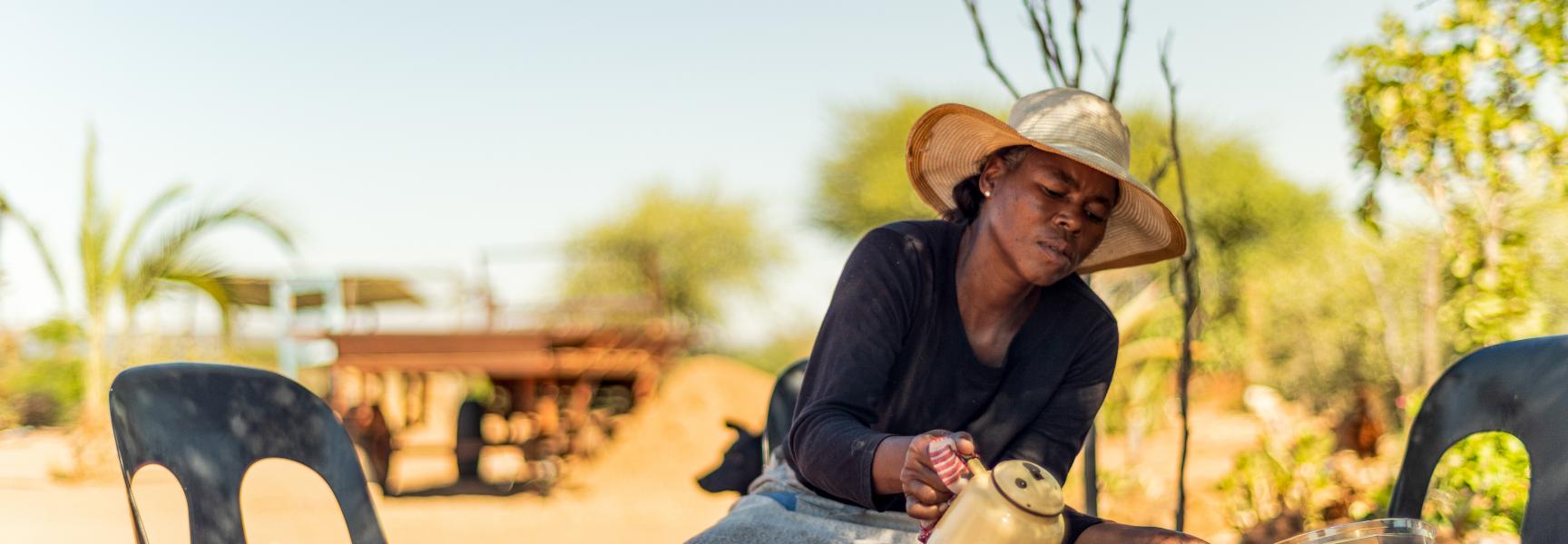 Mujer sirve el té en Botswana