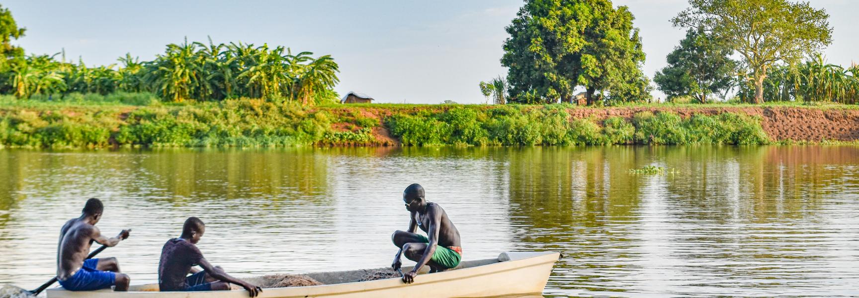 Hombres en una canoa en Etiopía