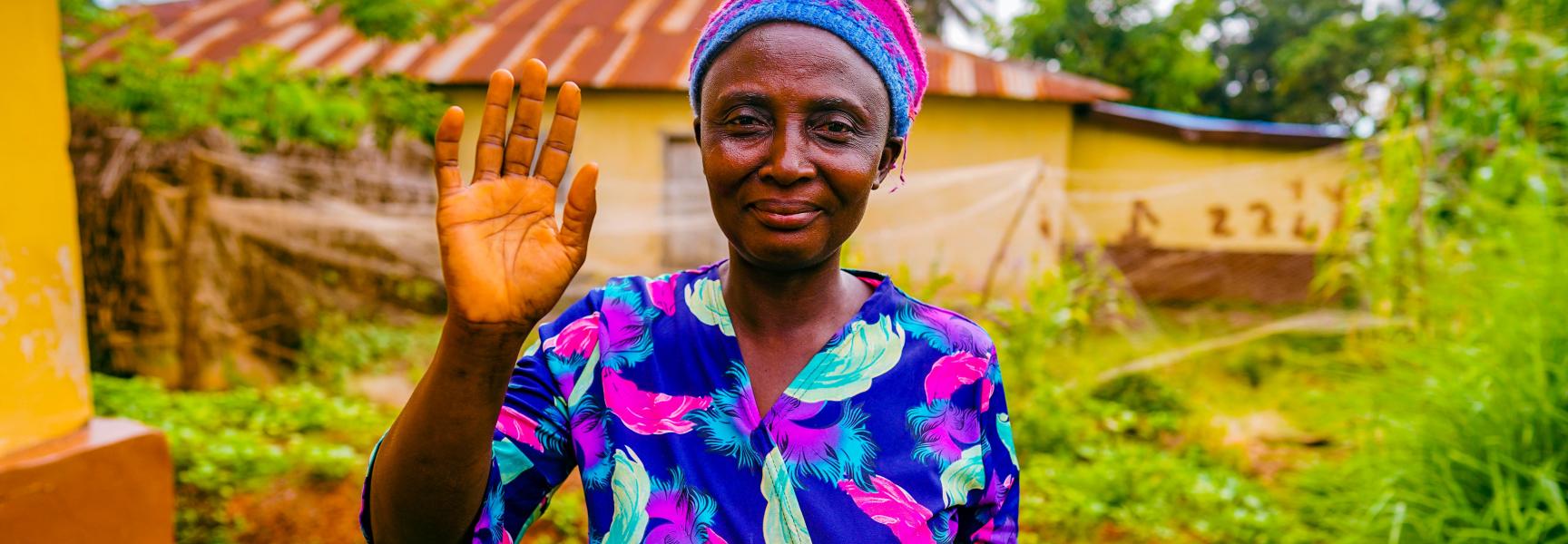 Une agricultrice de Sierra Leone dans son jardin