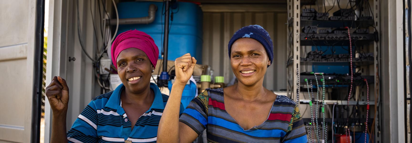 Des femmes en Tanzanie qui lèvent le poing